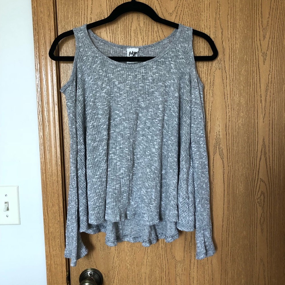 Cold shoulder flowy shirt🌹